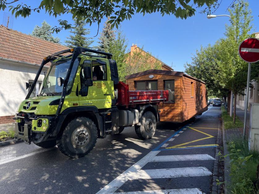 Příprava pozice pro umístění mobilheimu, dotažení na pozici z kamionu a následná finalizace terénu
