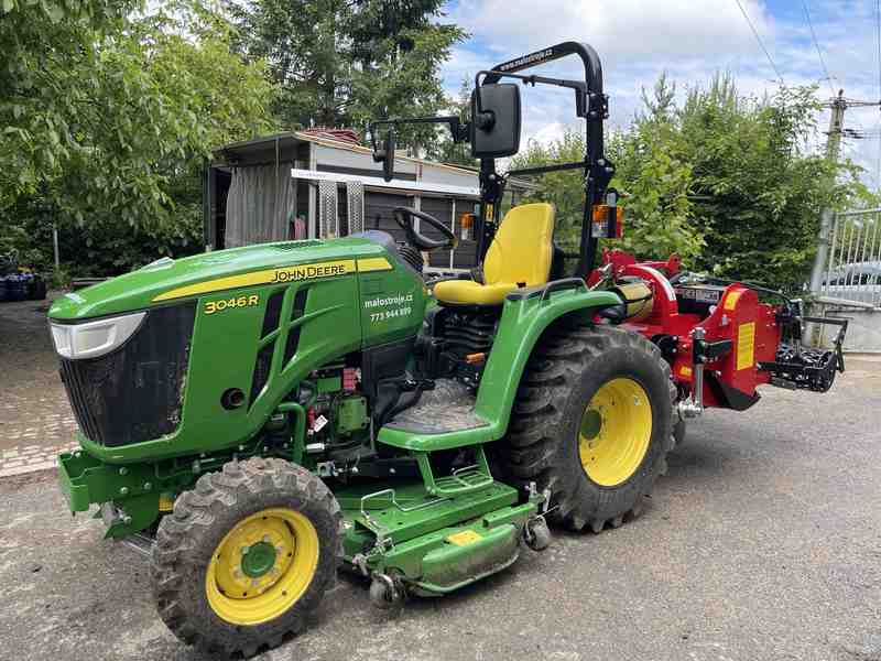 Kolový traktor John Deere 3046R